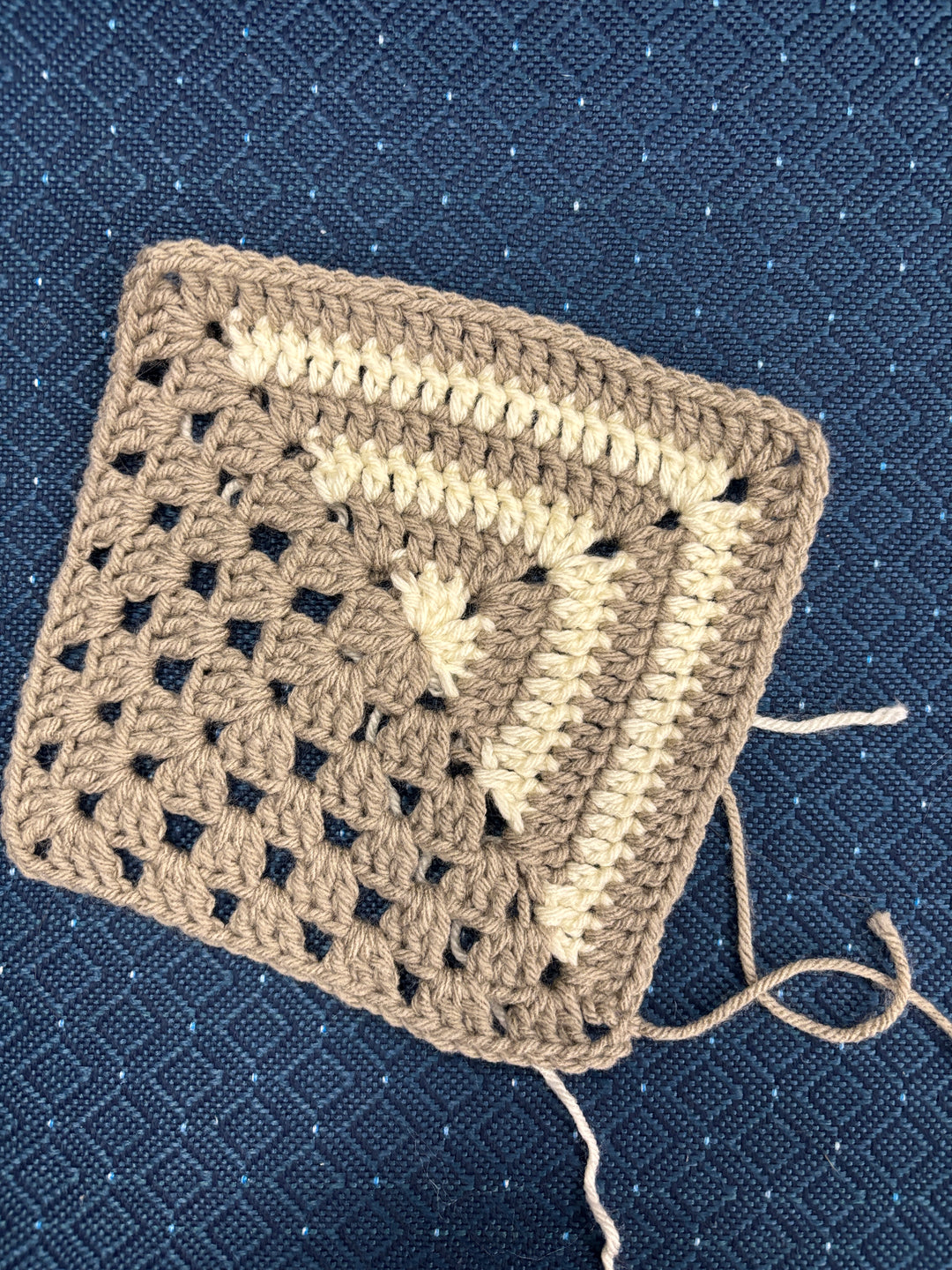 Apprenez à crocheter une doudou en Granny Squares.