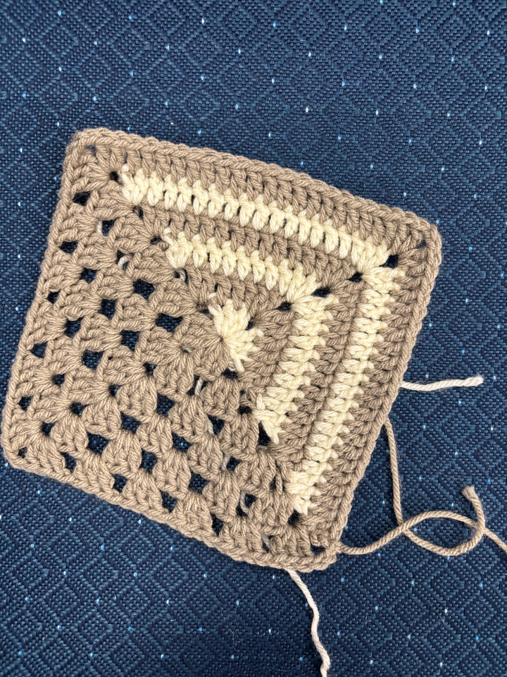Apprenez à crocheter une doudou en Granny Squares.