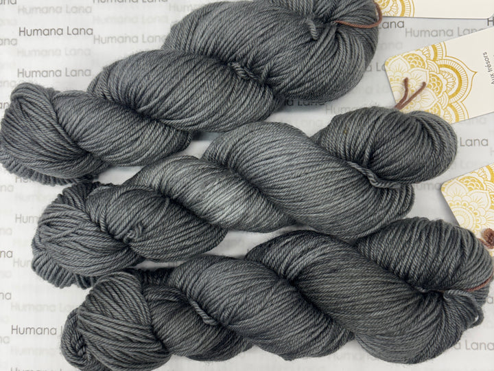 DK. Laine teinte à la main de chez Aux Trésors Laineux.