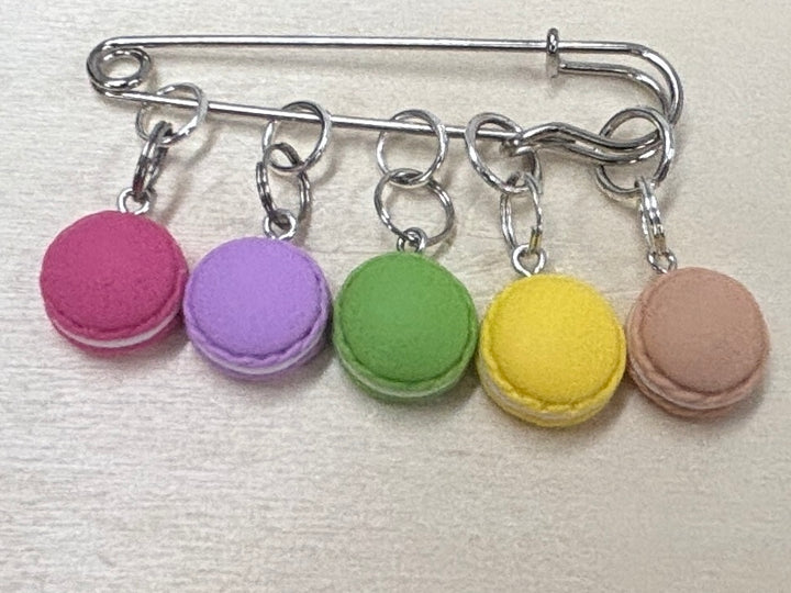 5 marque-mailles en macarons