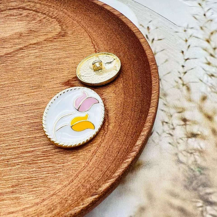 Bouton de métal émaillé avec tulipe