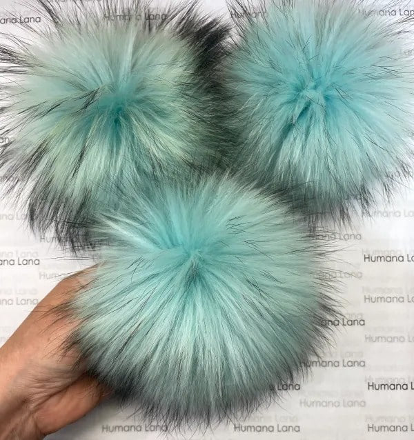 Pompons en fourrure Aigue-Marine(Ce produit ne sera plus disponible une fois les stocks écoulés.)