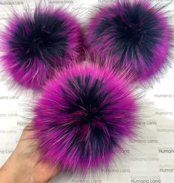 Pompon en fourrure bleu à pointes magenta