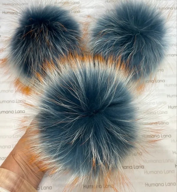 Pompon en fourrure Bleu acier à pointes rousses