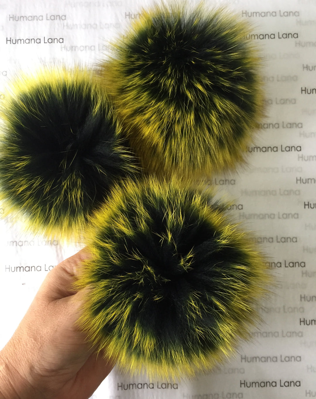 Pompon en fourrure de renard noir à pointes jaunes
