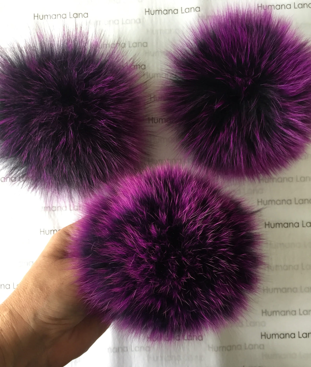 Pompon en fourrure de renard noir à pointes violettes