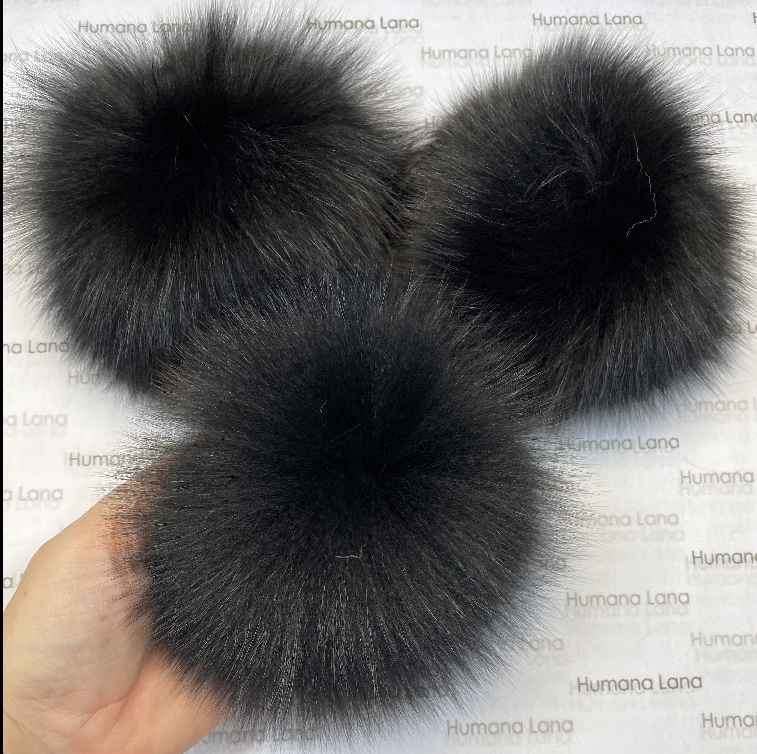 Tuque à pompon de fourrure pour femme | Fourrures Grenier Tuque à pompon de fourrure pour femme | Fourrures Grenier