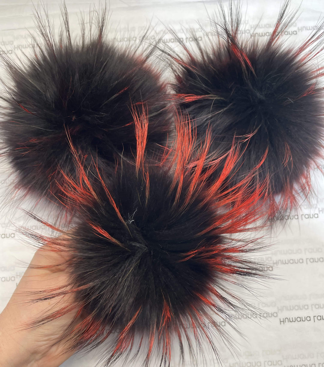 Pompon en fourrure Noir à pointes framboises