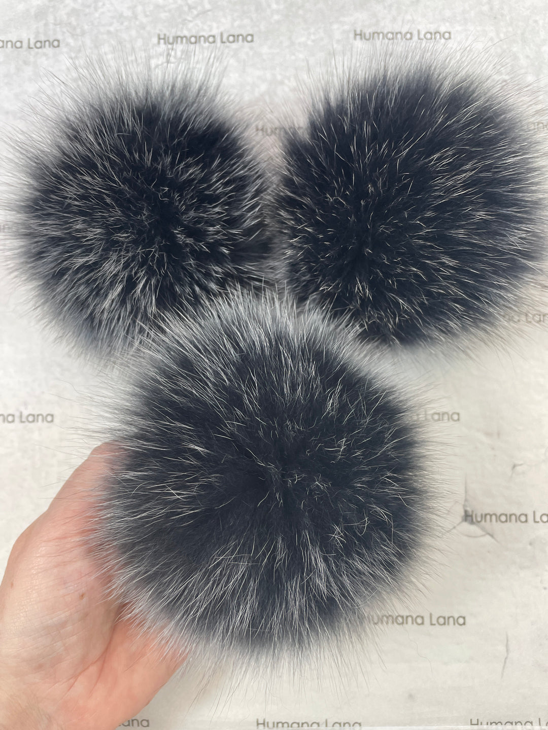 Pompon en fourrure de renard noir à pointes blanches