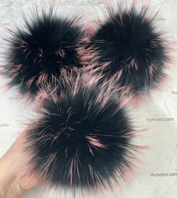 Pompon en fourrure Noir à pointes roses (Ce produit ne sera plus disponible une fois les stocks écoulés.)
