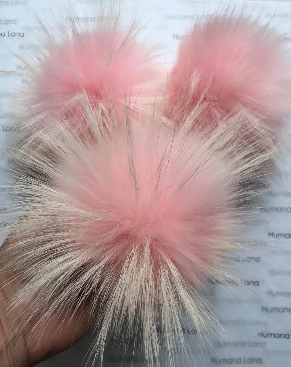 Pompon en fourrure Rose bébé à pointes crème