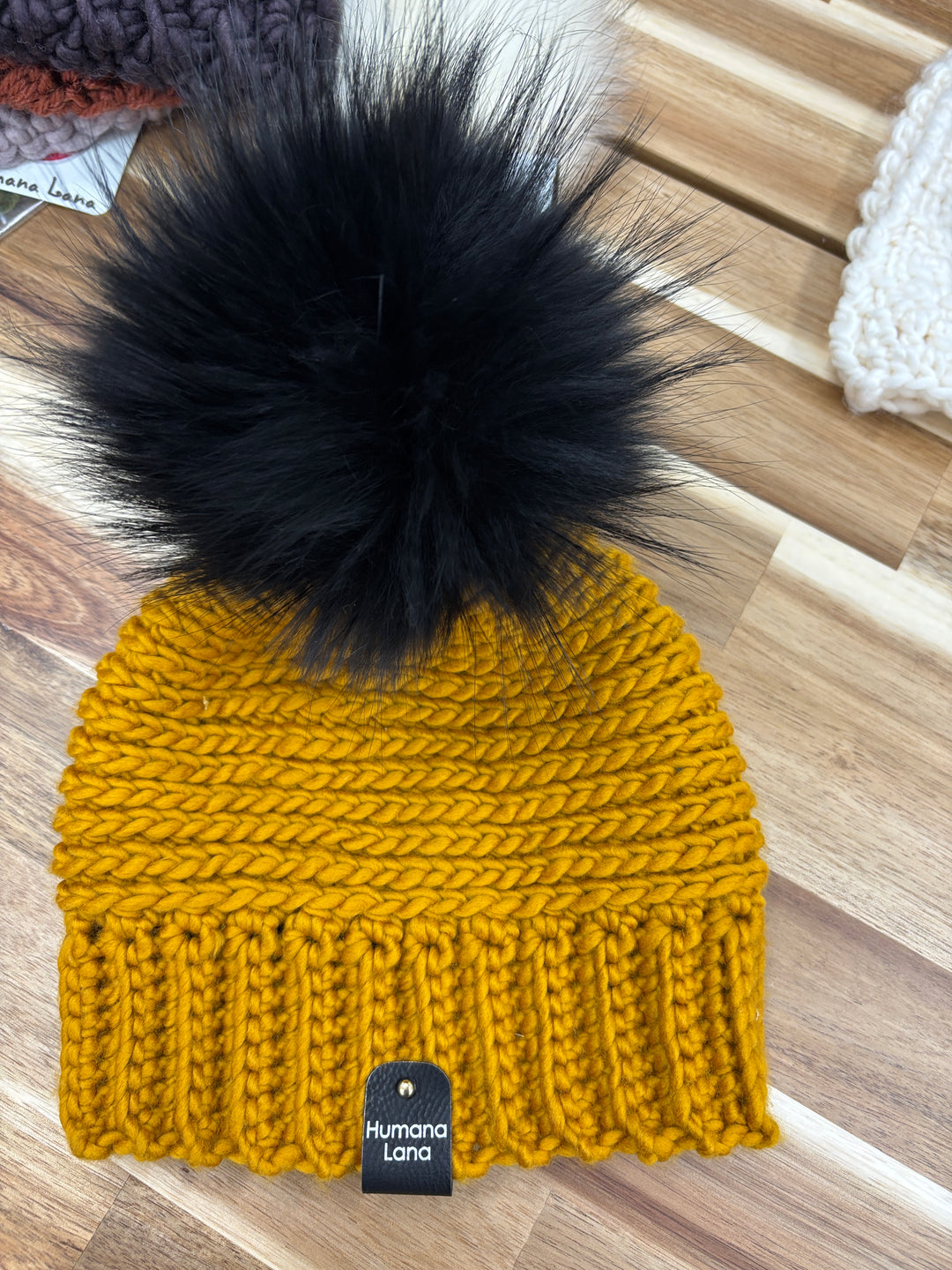 Tuque à pompon au crochet de couleur jaune