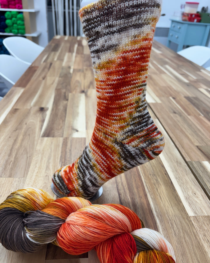Laine à bas exclusive Humana Lana de couleur Volcano