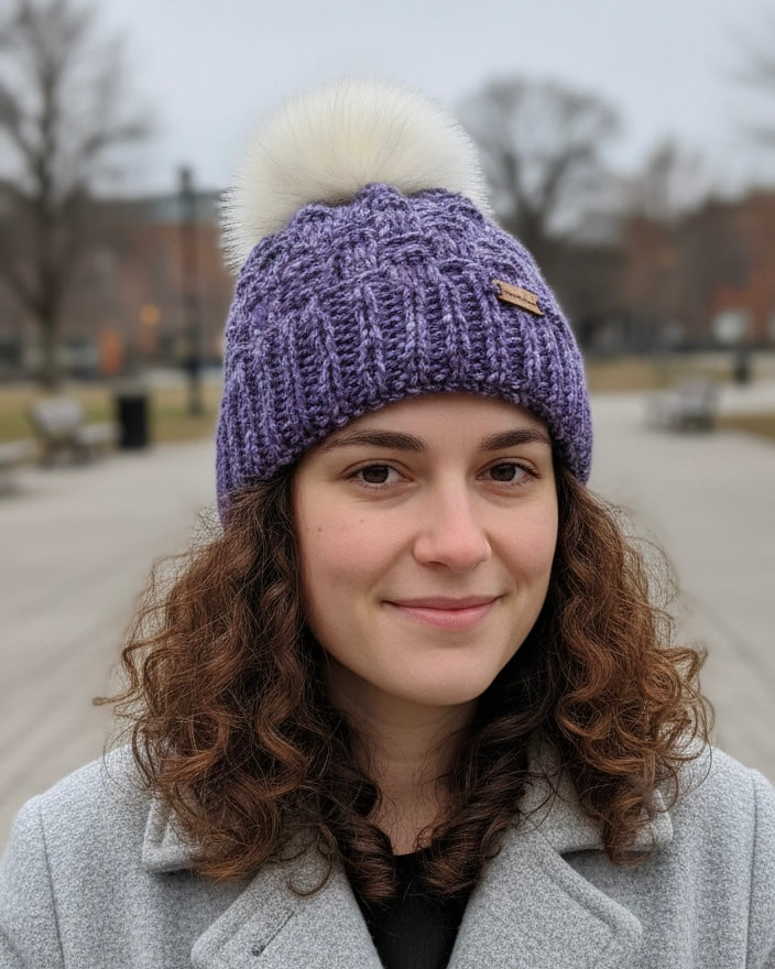 Tuque à pompon violet fait au crochet