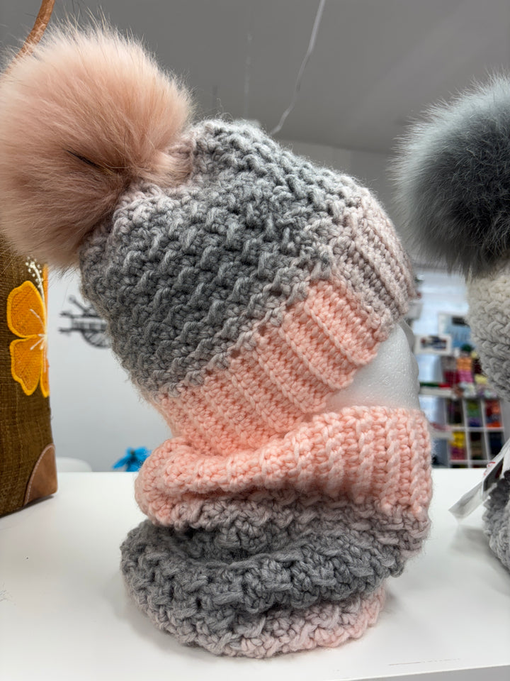Ensemble de tuque et cache-cou au crochet, de couleur rose léger et gris