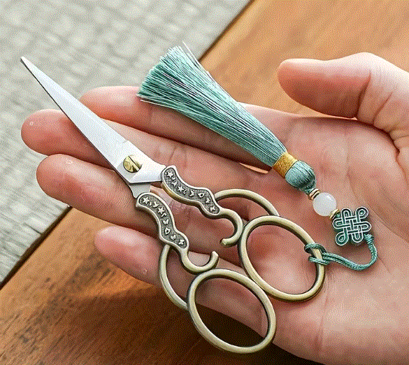Ciseaux vintage avec petit gland décoratif