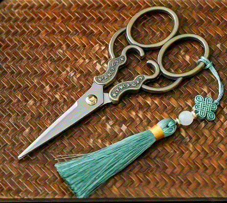 Ciseaux vintage avec petit gland décoratif