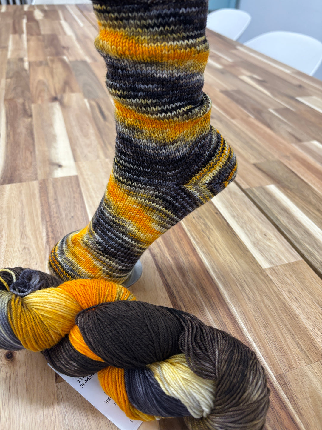 Laine à bas exclusive Humana Lana de couleur Feu et cendre
