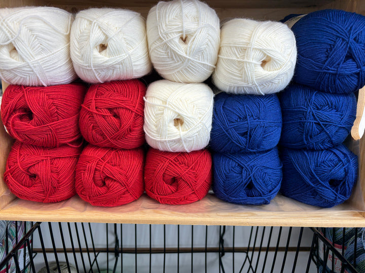Le kit de l’heure. 3 balles de  Laine Austermann Step 4 classic uni