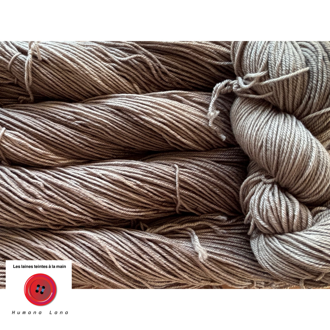 Laine à bas DK exclusive Humana Lana de couleur Sable d'Harris