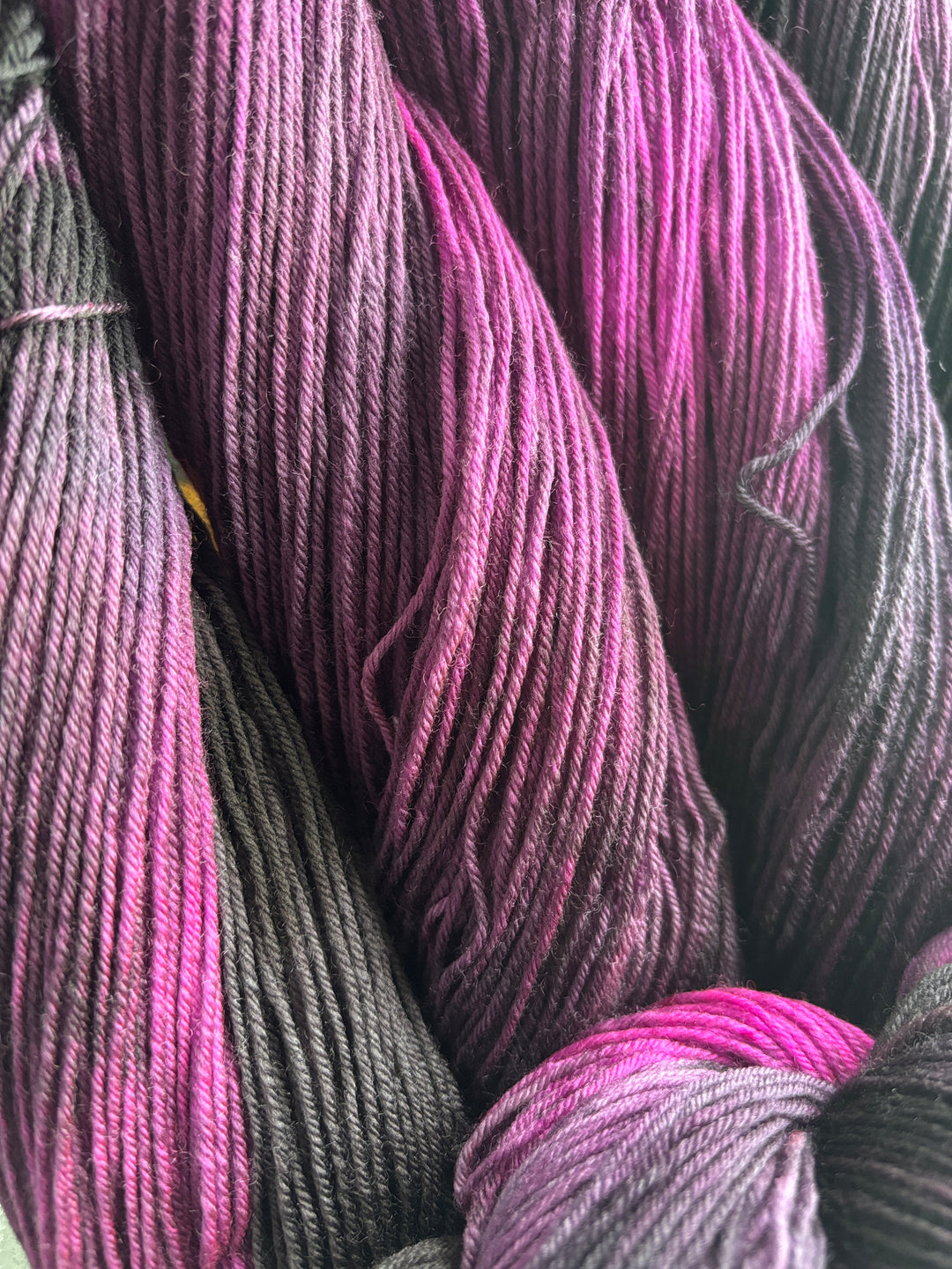 Laine à bas exclusive Humana Lana de couleur Aubergine/Gris