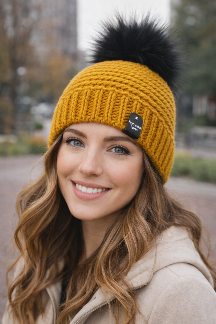 Tuque à pompon jaune fait au crochet
