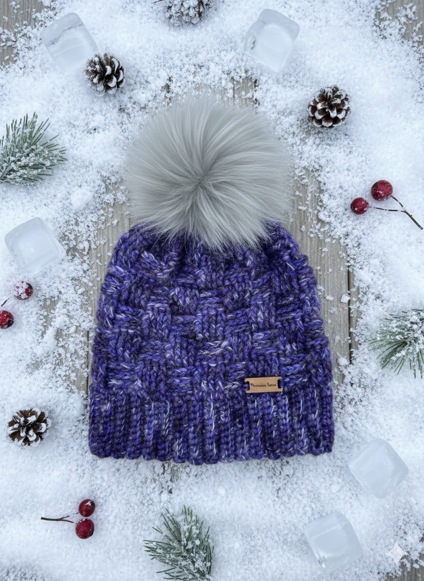 Tuque à pompon violet fait au crochet
