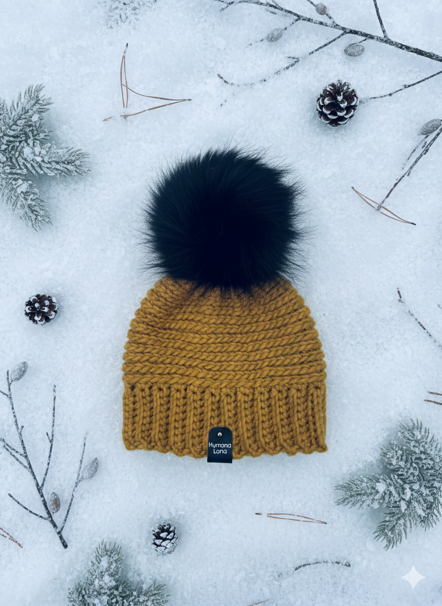 Tuque à pompon au crochet de couleur jaune