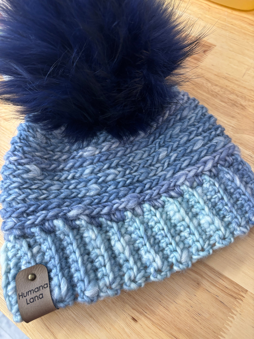 Tuque à pompon au crochet de couleur bleu
