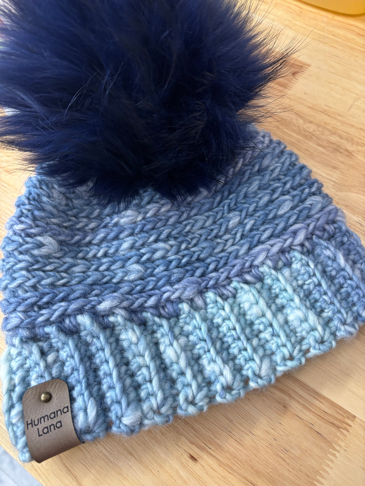 Tuque à pompon au crochet de couleur bleu