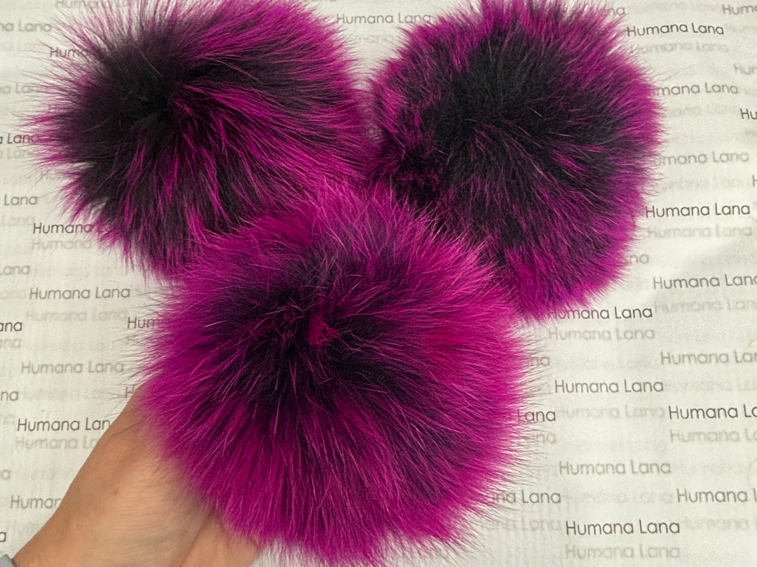 Pompon en fourrure de renard noir à pointes fushia