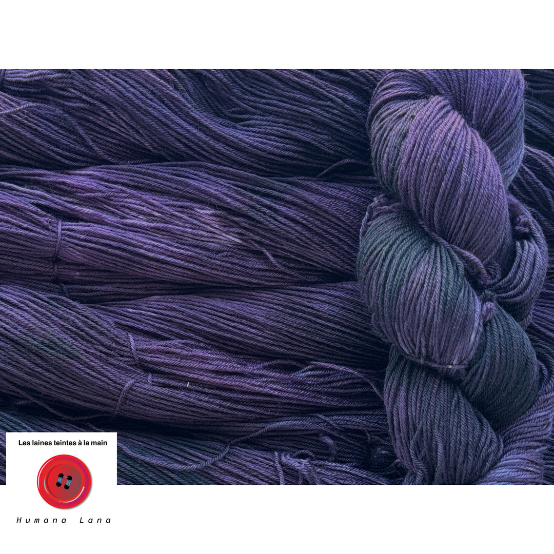 Laine à bas exclusive Humana Lana de couleur Aubergine