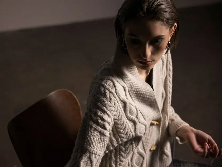 Cours de tricot on apprend à faire le  Fisherman Cardigan